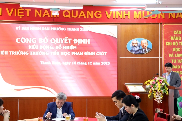 Công bố và trao Quyết định điều động, bổ nhiệm Hiệu trưởng Trường Tiểu học Phan Đình Giót- Ảnh 1.