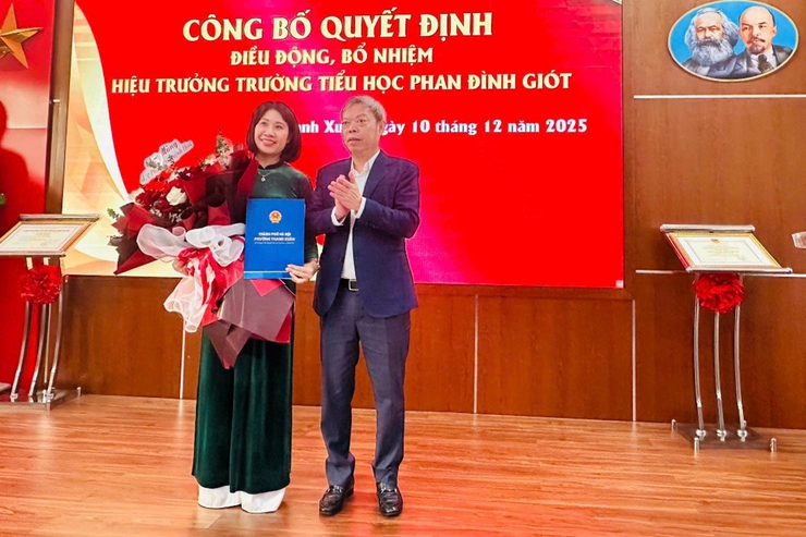 Công bố và trao Quyết định điều động, bổ nhiệm Hiệu trưởng Trường Tiểu học Phan Đình Giót- Ảnh 2.