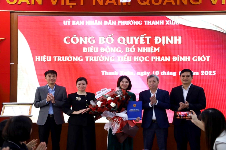Công bố và trao Quyết định điều động, bổ nhiệm Hiệu trưởng Trường Tiểu học Phan Đình Giót- Ảnh 4.