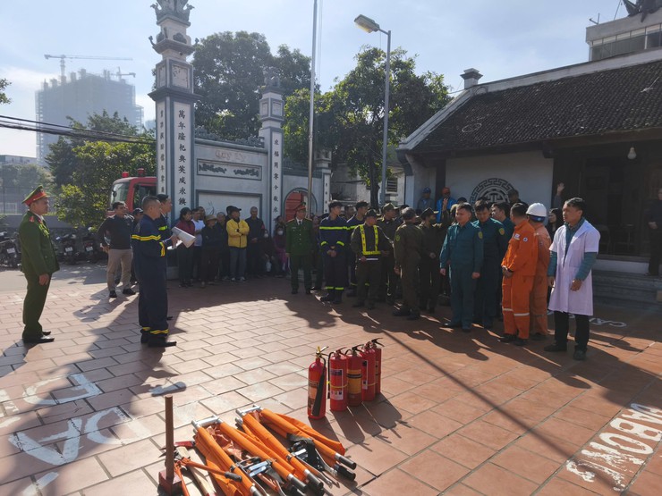 Phường Hoàng Liệt tổ chức thực tập phương án chữa cháy và cứu nạn cứu hộ kết hợp tuyên truyền, phổ biến pháp luật, kiến thức, kỹ năng, hướng dẫn an toàn về PCCC và CNCH tại TDP số 1, 2, 3 - Bằng A- Ảnh 2.