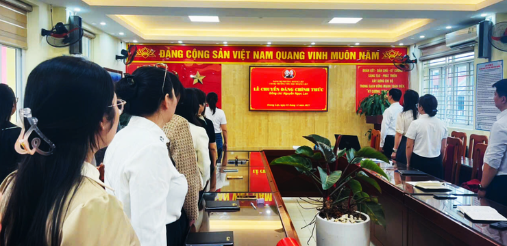 Tiểu học Hoàng Liệt sinh hoạt chi bộ tháng 12 và trao quyết định chuyển Đảng chính thức năm 2025- Ảnh 2.