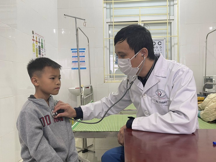 Bệnh viện Tim Hà Nội khám sàng lọc miễn phí cho gần 1.700 trẻ em trên địa bàn tỉnh Phú Thọ- Ảnh 1.