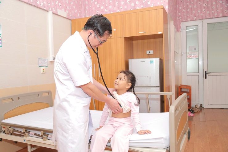 Bệnh viện đa khoa Đức Giang giành lại sự sống cho bệnh nhi xuất huyết giảm tiểu cầu mạn tính- Ảnh 1.