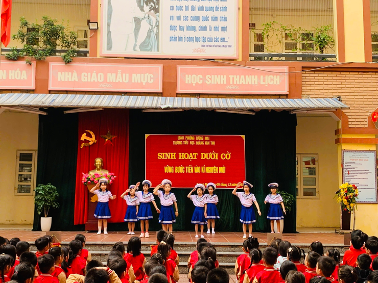 Trường Tiểu học Hoàng Văn Thụ tổ chức Sinh hoạt dưới cờ với chủ đề: “Em yêu chú bộ đội”

- Ảnh 1.