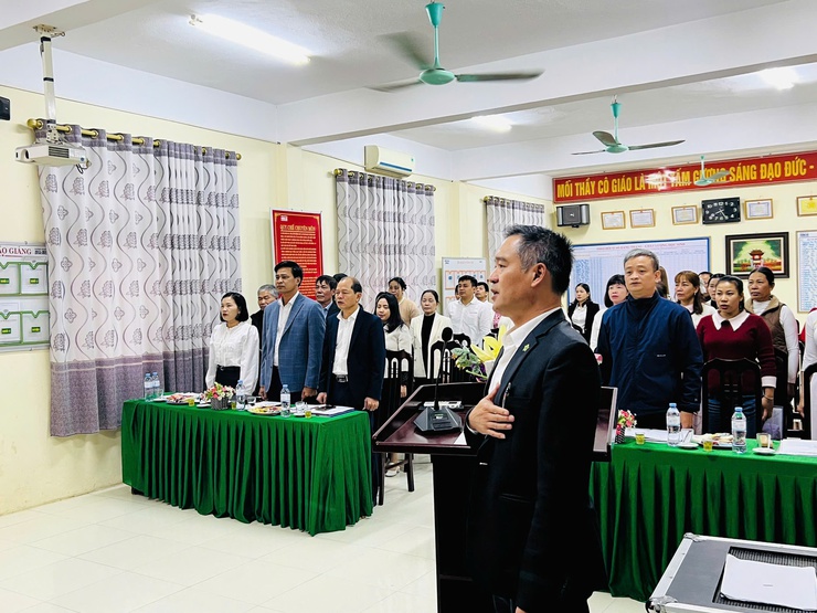 Trường tiểu học Phượng Dực kết nạp Đảng viên cho 02 quần chúng ưu tú- Ảnh 1.