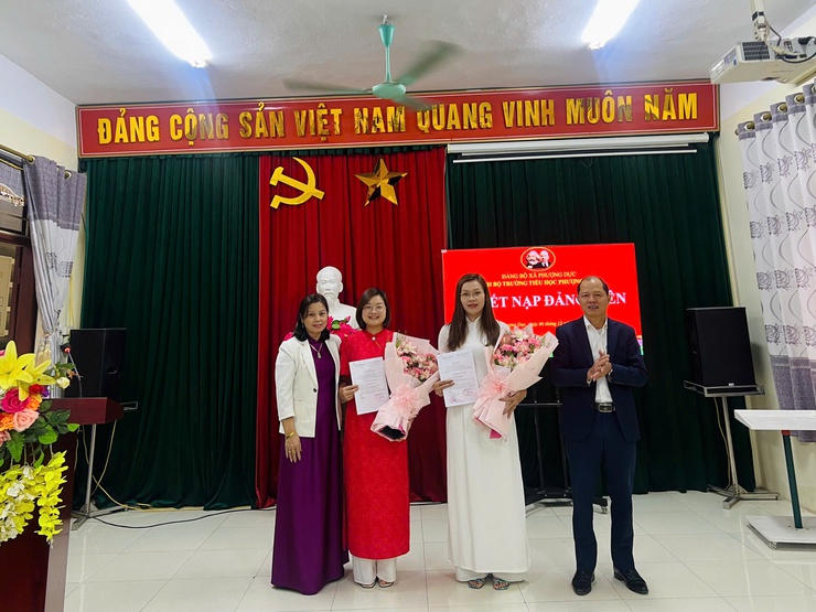 Trường tiểu học Phượng Dực kết nạp Đảng viên cho 02 quần chúng ưu tú- Ảnh 2.