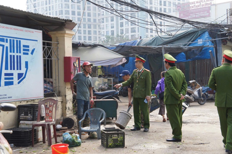 Phường Phú Thượng ra quân kiểm tra, xử lý, giải tỏa vi phạm về trật tự an toàn giao thông, trật tự đô thị, vệ sinh môi trường trên địa bàn- Ảnh 5.