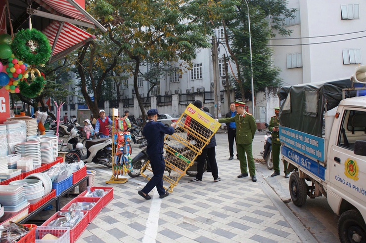 Phường Phú Thượng ra quân kiểm tra, xử lý, giải tỏa vi phạm về trật tự an toàn giao thông, trật tự đô thị, vệ sinh môi trường trên địa bàn- Ảnh 4.