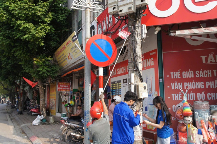 Phường Phú Thượng ra quân kiểm tra, xử lý, giải tỏa vi phạm về trật tự an toàn giao thông, trật tự đô thị, vệ sinh môi trường trên địa bàn- Ảnh 3.