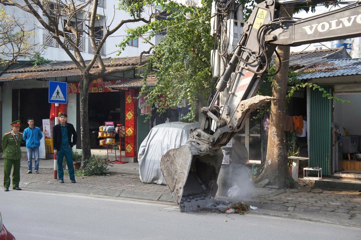 Phường Phú Thượng ra quân kiểm tra, xử lý, giải tỏa vi phạm về trật tự an toàn giao thông, trật tự đô thị, vệ sinh môi trường trên địa bàn- Ảnh 2.