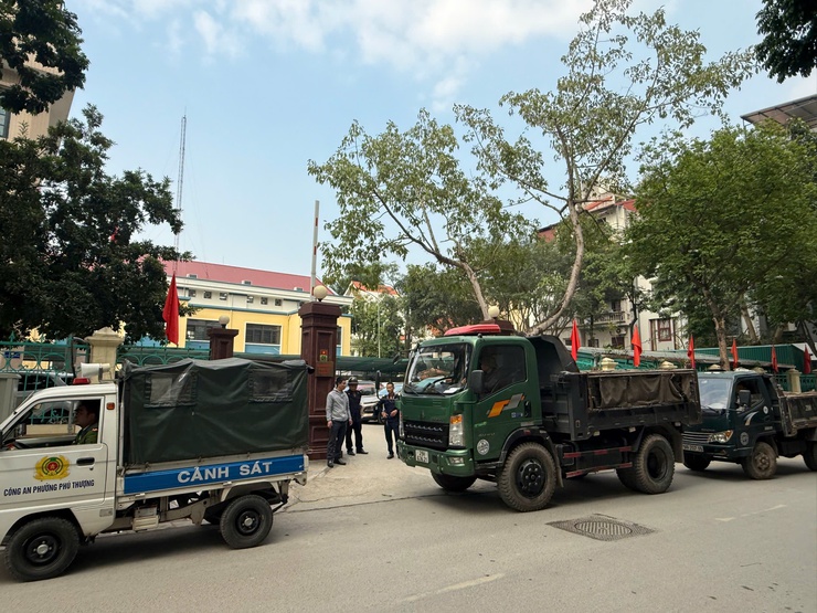 Phường Phú Thượng ra quân kiểm tra, xử lý, giải tỏa vi phạm về trật tự an toàn giao thông, trật tự đô thị, vệ sinh môi trường trên địa bàn- Ảnh 1.