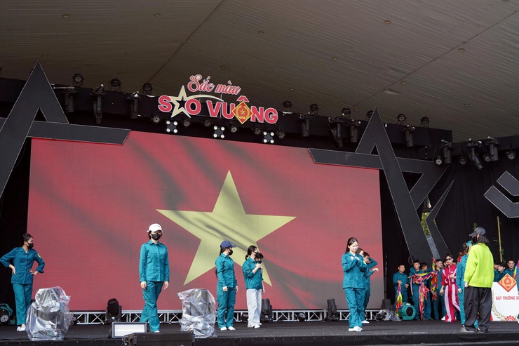 Chương trình Gameshow “Sắc màu sao vuông” năm 2025 sẽ được tổ chức tại sân vận đồng phường Chương Mỹ- Ảnh 3.