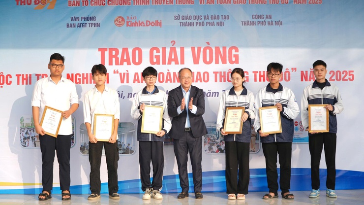 Lễ trao giải vòng cuộc thi trắc nghiệm “Vì an toàn giao thông” năm 2025- Ảnh 2.