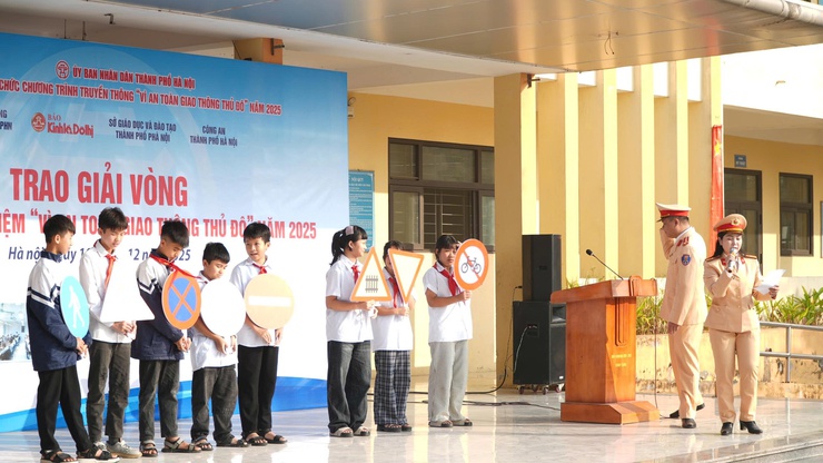 Lễ trao giải vòng cuộc thi trắc nghiệm “Vì an toàn giao thông” năm 2025- Ảnh 3.