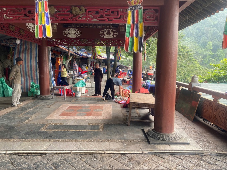 Nhân dân xã Hương Sơn đồng thuận, tích cực cùng chính quyền xây dựng cảnh quan mới tại khu Di tích quốc gia đặc biệt Chùa Hương- Ảnh 1.