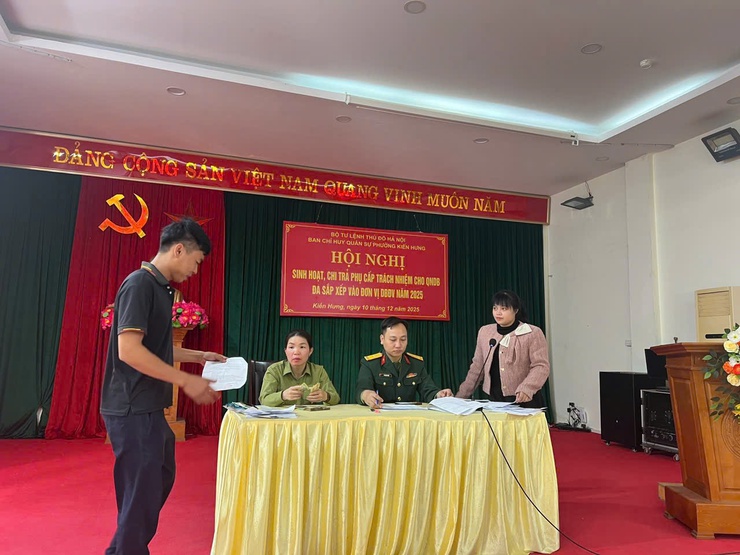 Ban Chỉ huy Quân sự phường Kiến Hưng tổ chức Hội nghị sinh hoạt và chi trả phụ cấp cho quân nhân dự bị năm 2025- Ảnh 2.