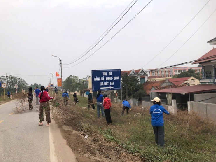 TUỔI TRẺ XÃ BẤT BẠT: SÔI NỔI RA QUÂN VỆ SINH MÔI TRƯỜNG, TÔ ĐIỂM CẢNH QUAN TRỤ SỞ HÀNH CHÍNH XÃ- Ảnh 1.