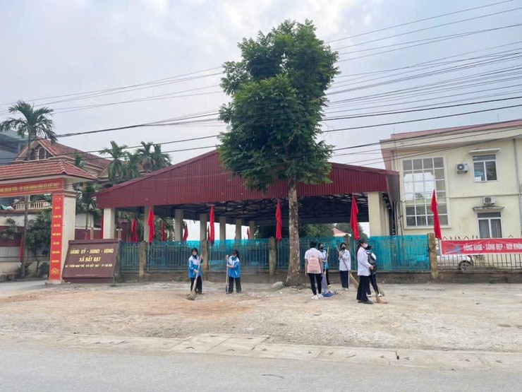 TUỔI TRẺ XÃ BẤT BẠT: SÔI NỔI RA QUÂN VỆ SINH MÔI TRƯỜNG, TÔ ĐIỂM CẢNH QUAN TRỤ SỞ HÀNH CHÍNH XÃ- Ảnh 2.