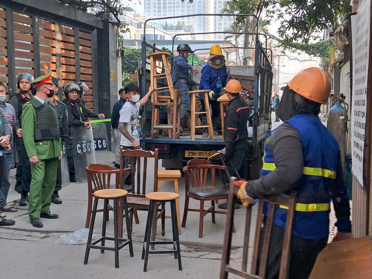 Phường Tây Hồ tổ chức cưỡng chế, quyết tâm bàn giao mặt bằng phục vụ thi công tuyến đường Đặng Thai Mai đúng tiến độ- Ảnh 2.