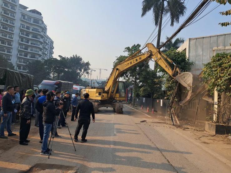 Phường Tây Hồ tổ chức cưỡng chế, quyết tâm bàn giao mặt bằng phục vụ thi công tuyến đường Đặng Thai Mai đúng tiến độ- Ảnh 1.