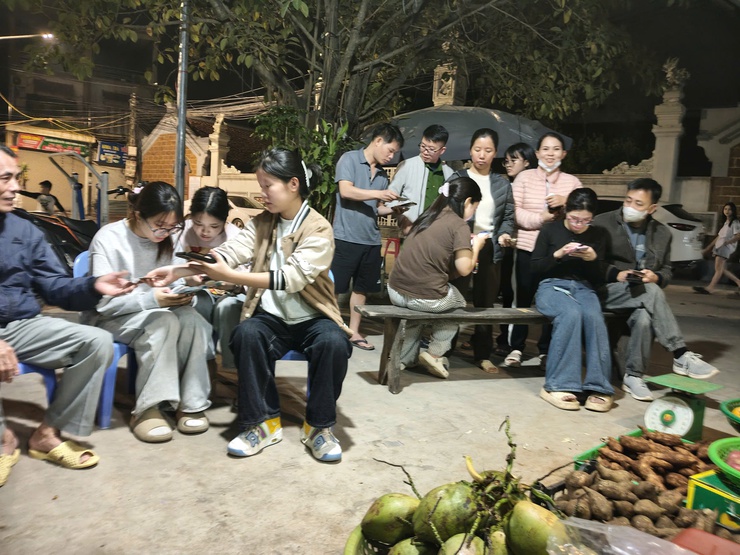 XÃ TÂY PHƯƠNG TĂNG TỐC CHIẾN DỊCH: 100% LỰC LƯỢNG CÔNG AN XÃ XUỐNG CƠ SỞ HỖ TRỢ NHÂN DÂN LÀM SẠCH DỮ LIỆU- Ảnh 1.