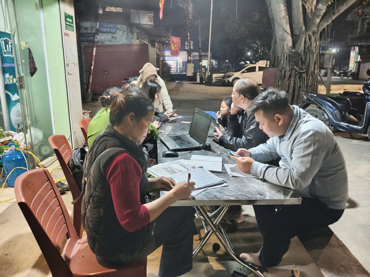 XÃ TÂY PHƯƠNG TĂNG TỐC CHIẾN DỊCH: 100% LỰC LƯỢNG CÔNG AN XÃ XUỐNG CƠ SỞ HỖ TRỢ NHÂN DÂN LÀM SẠCH DỮ LIỆU- Ảnh 2.