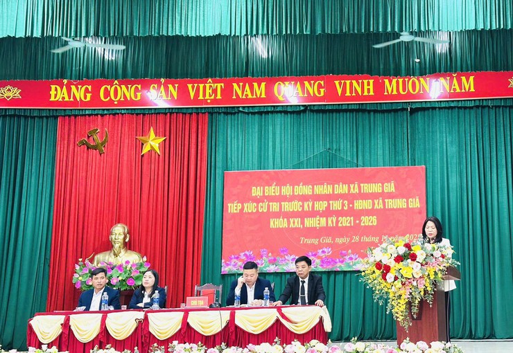 PHÓ BÍ THƯ THƯỜNG TRỰC ĐẢNG ỦY, CHỦ TỊCH UỶ BAN MẶT TRẬN TỔ QUỐC NGUYỄN THỊ KIM TUYẾN TIẾP XÚC CỬ TRI TỔ ĐẠI BIỂU HỘI ĐỒNG NHÂN DÂN SỐ 3- HĐND XÃ TRUNG GIÃ KHOÁ XXI, NHIỆM KỲ 2021-2026.- Ảnh 7.