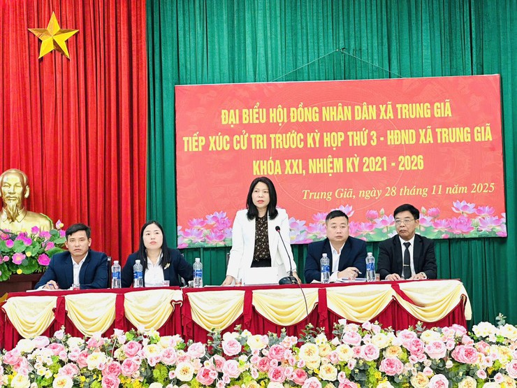 PHÓ BÍ THƯ THƯỜNG TRỰC ĐẢNG ỦY, CHỦ TỊCH UỶ BAN MẶT TRẬN TỔ QUỐC NGUYỄN THỊ KIM TUYẾN TIẾP XÚC CỬ TRI TỔ ĐẠI BIỂU HỘI ĐỒNG NHÂN DÂN SỐ 3- HĐND XÃ TRUNG GIÃ KHOÁ XXI, NHIỆM KỲ 2021-2026.- Ảnh 1.