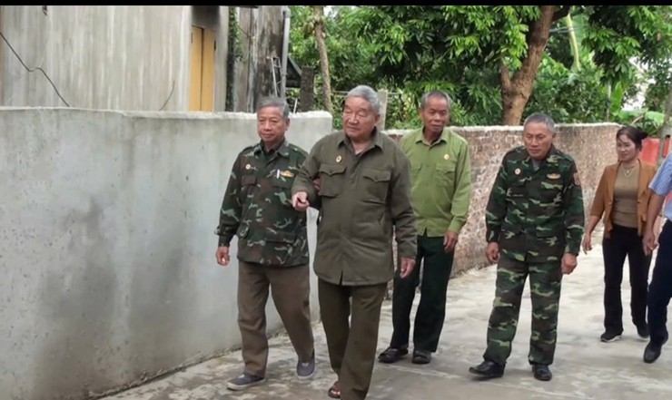 GƯƠNG NGƯỜI TỐT VIỆC TỐT- NGƯỜI LÍNH CỤ HỒ HIẾN ĐẤT MỞ ĐƯỜNG, GÓP SỨC XÂY DỰNG QUÊ HƯƠNG- Ảnh 1.