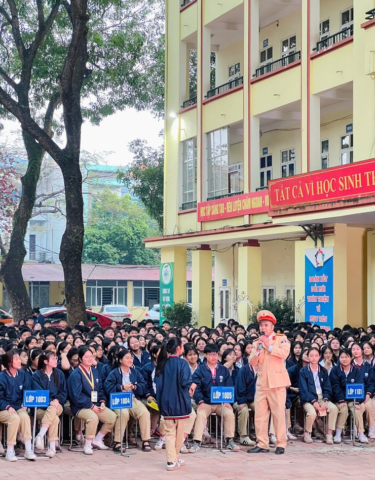 TUYÊN TRUYỀN AN TOÀN GIAO THÔNG CHO HỌC SINH TRƯỜNG THPT TRUNG GIÃ.- Ảnh 2.