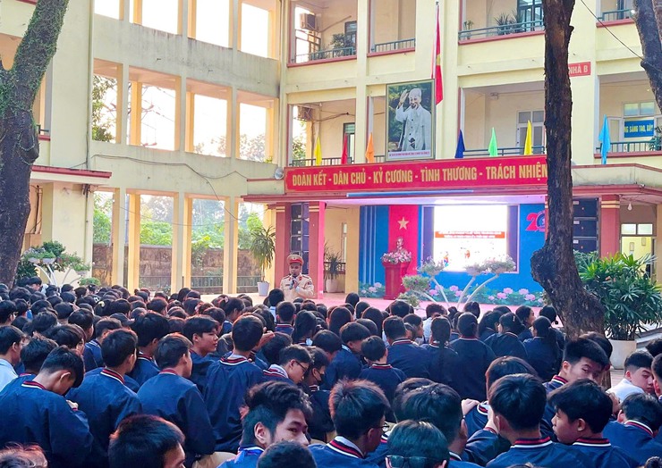 TUYÊN TRUYỀN AN TOÀN GIAO THÔNG CHO HỌC SINH TRƯỜNG THPT TRUNG GIÃ.- Ảnh 1.