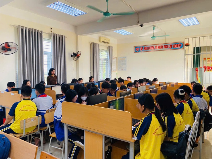 Trường Trung học cơ sở thị trấn Phúc Thọ đẩy mạnh chuyển đổi số, nâng cao hiệu quả quản trị và chất lượng giáo dục- Ảnh 1.