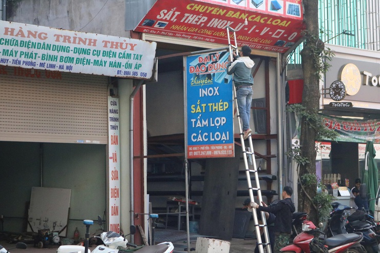 Xã Mê Linh: Ra quân giải tỏa hành lang, chống lấn chiếm vỉa hè, lòng, lề đường- Ảnh 3.