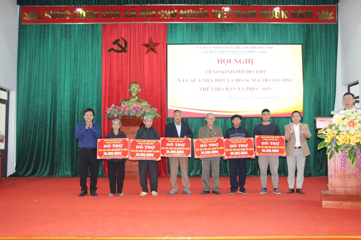 XÃ PHÚC SƠN TỔ CHỨC HỘI NGHỊ TRAO KINH PHÍ HỖ TRỢ NHÀ Ở CHO NGƯỜI CÓ CÔNG NĂM 2025- Ảnh 1.