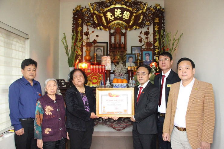 XÃ PHÚC SƠN TỔ CHỨC LỄ CÔNG BỐ QUYẾT ĐỊNH VÀ TRAO BẰNG “TỔ QUỐC GHI CÔNG” NĂM 2025- Ảnh 2.