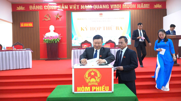 NGÀY LÀM VIỆC THỨ NHẤT KỲ HỌP THỨ BA – HĐND XÃ DÂN HÒA KHÓA XXIII: DÂN CHỦ, TRÁCH NHIỆM, THẲNG THẮN, NHIỀU NỘI DUNG QUAN TRỌNG ĐƯỢC THẢO LUẬN- Ảnh 9.