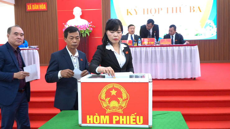 NGÀY LÀM VIỆC THỨ NHẤT KỲ HỌP THỨ BA – HĐND XÃ DÂN HÒA KHÓA XXIII: DÂN CHỦ, TRÁCH NHIỆM, THẲNG THẮN, NHIỀU NỘI DUNG QUAN TRỌNG ĐƯỢC THẢO LUẬN- Ảnh 11.