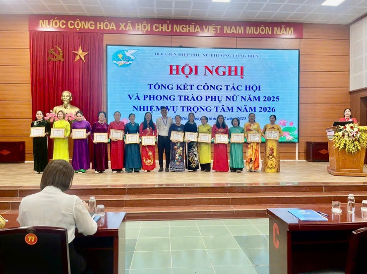 Hội Liên hiệp phụ nữ phường Long Biên tổ chức hội nghị tổng kết công tác Hội và phong trào phụ nữ năm 2025- Ảnh 4.