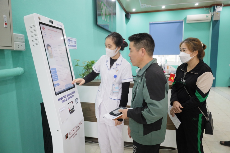 Đẩy mạnh công tác chuyển đổi số trong khám chữa bệnh ngay từ tuyến cơ sở- Ảnh 3. Đẩy mạnh công tác chuyển đổi số trong khám chữa bệnh ngay từ tuyến cơ sở- Ảnh 3.