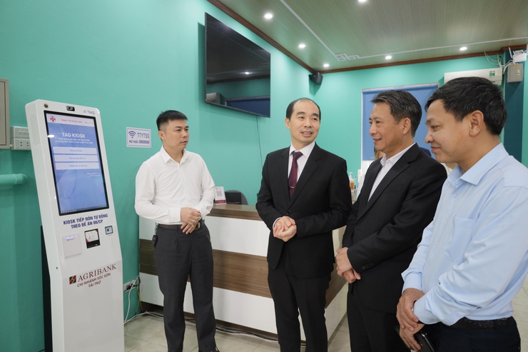 Đẩy mạnh công tác chuyển đổi số trong khám chữa bệnh ngay từ tuyến cơ sở- Ảnh 2. Đẩy mạnh công tác chuyển đổi số trong khám chữa bệnh ngay từ tuyến cơ sở- Ảnh 2.