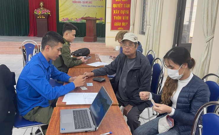 Công An xã Mỹ Đức đến từng thôn để cập nhật dữ liệu đăng ký phương tiện và giấy phép lái xe- Ảnh 1.