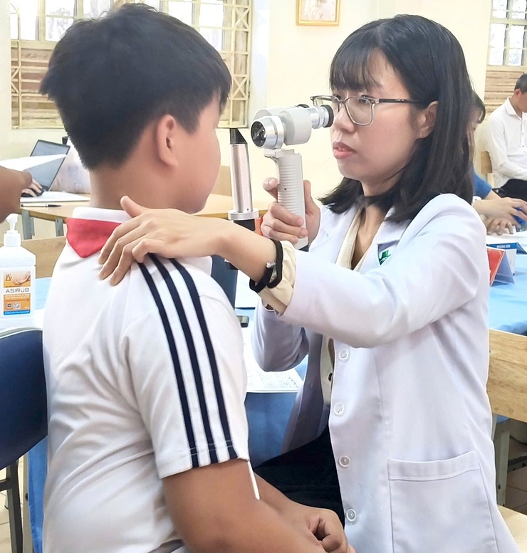 Trạm Y tế xã Sóc Sơn và Viện mắt Sài Gòn tổ chức về khám sức khỏe cho học sinh toàn trường.- Ảnh 5.