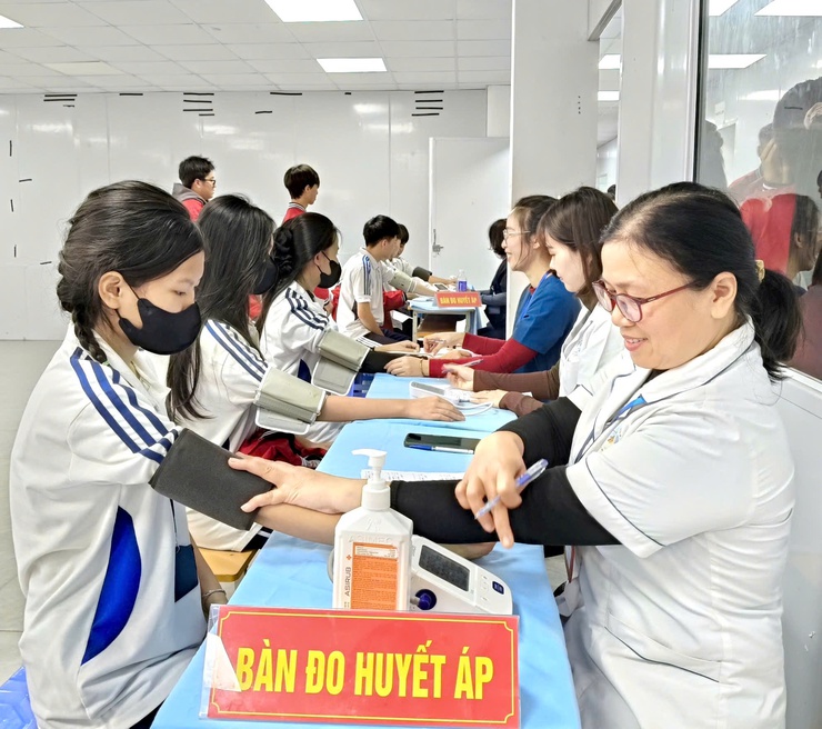 Trạm Y tế xã Sóc Sơn và Viện mắt Sài Gòn tổ chức về khám sức khỏe cho học sinh toàn trường.- Ảnh 6.