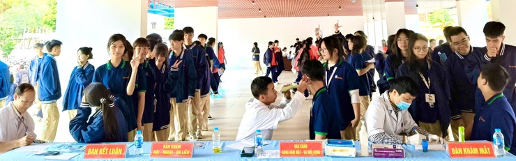 Trạm Y tế xã Sóc Sơn và Viện mắt Sài Gòn tổ chức về khám sức khỏe cho học sinh toàn trường.- Ảnh 2.