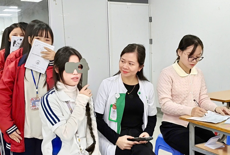 Trạm Y tế xã Sóc Sơn và Viện mắt Sài Gòn tổ chức về khám sức khỏe cho học sinh toàn trường.- Ảnh 3.