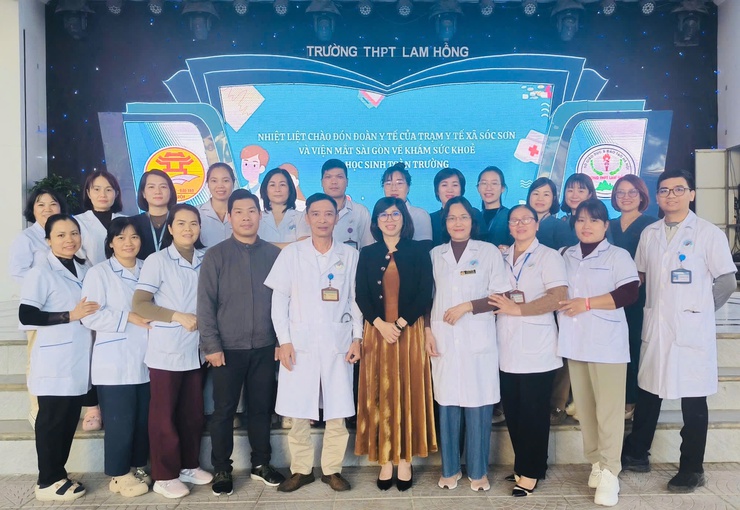 Trạm Y tế xã Sóc Sơn và Viện mắt Sài Gòn tổ chức về khám sức khỏe cho học sinh toàn trường.- Ảnh 1.