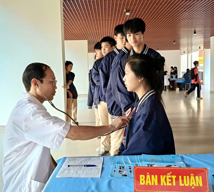 Trạm Y tế xã Sóc Sơn và Viện mắt Sài Gòn tổ chức về khám sức khỏe cho học sinh toàn trường.- Ảnh 7.