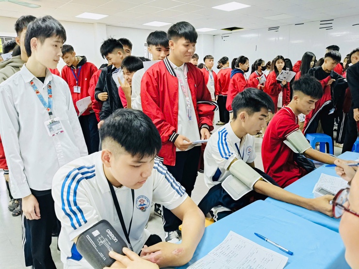 Trạm Y tế xã Sóc Sơn và Viện mắt Sài Gòn tổ chức về khám sức khỏe cho học sinh toàn trường.- Ảnh 4.