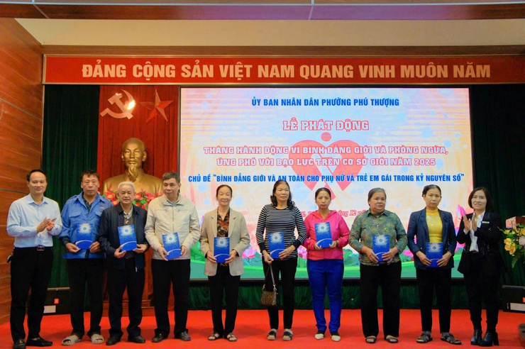 Phường Phú Thượng tổ chức Lễ phát động hưởng ứng tháng hành động vì bình đẳng giới và phòng chống bạo lực trên cơ sở giới năm 2025- Ảnh 6.