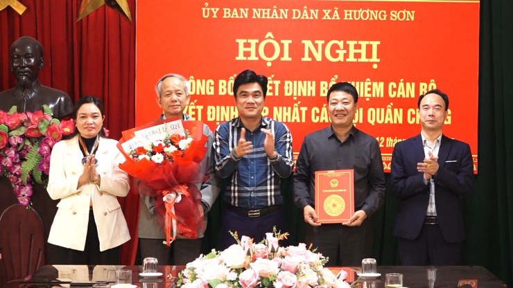 Xã Hương Sơn: Công bố và trao các Quyết định cán bộ và hợp nhất các tổ chức hội quần chúng- Ảnh 1.